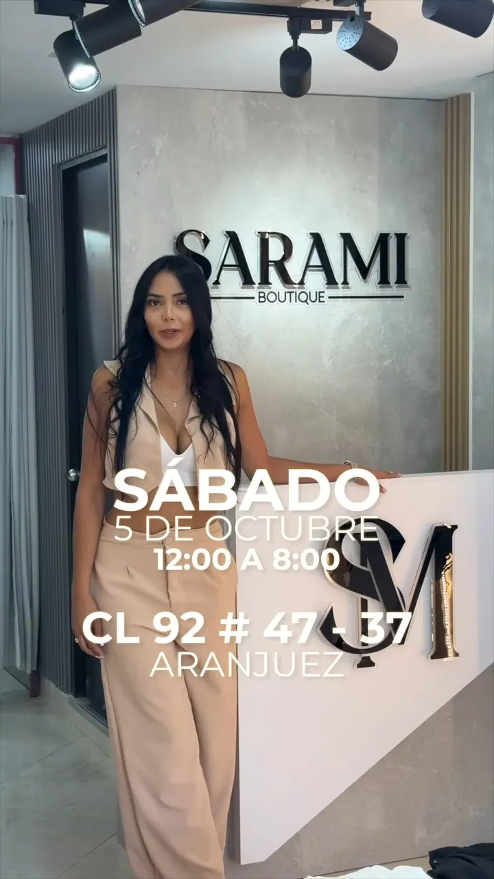 Mujer junto al mostrador blanco con el letrero SARAMI Boutique en la pared