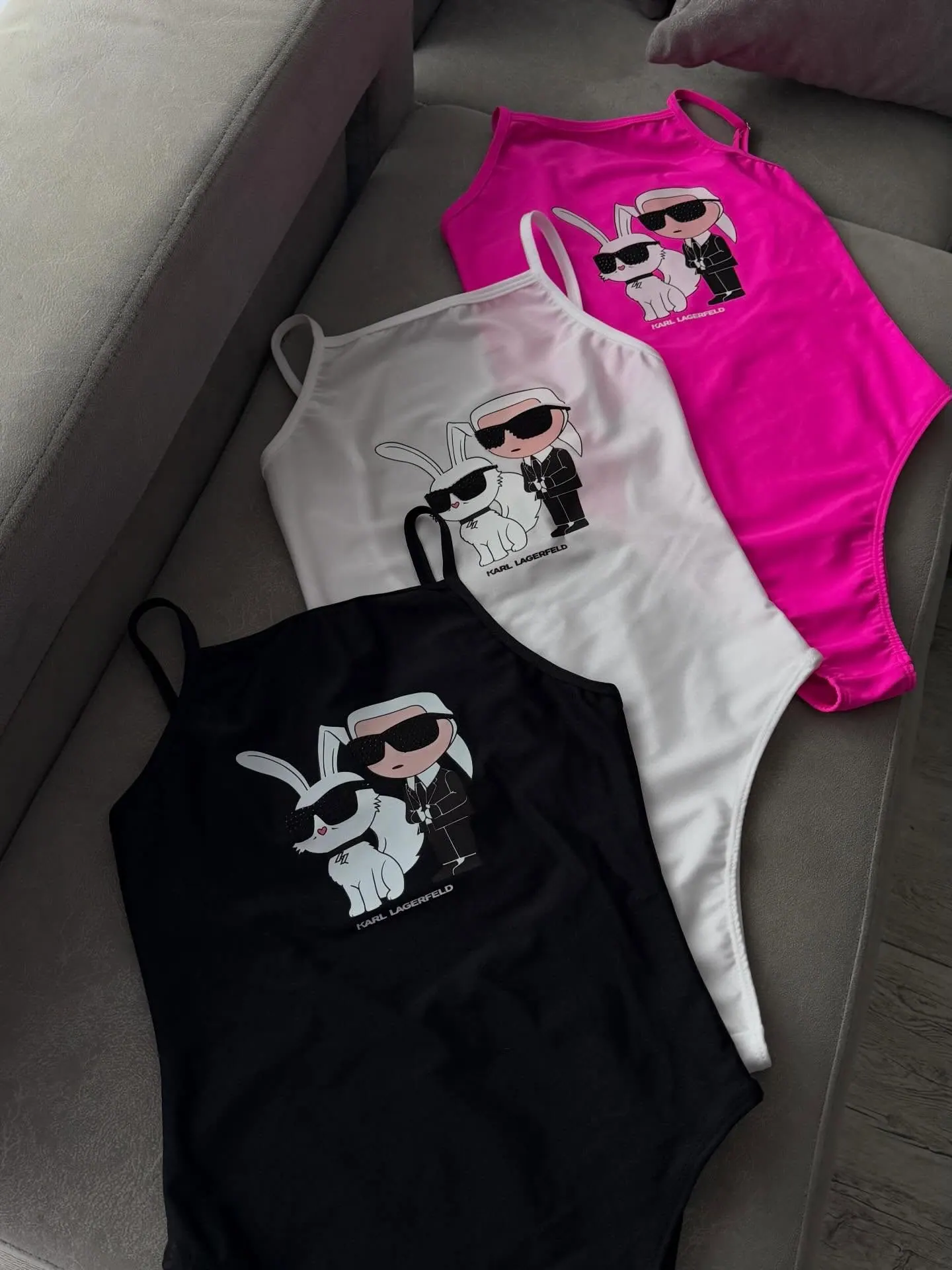 Bodys estampados en negro, blanco y fucsia